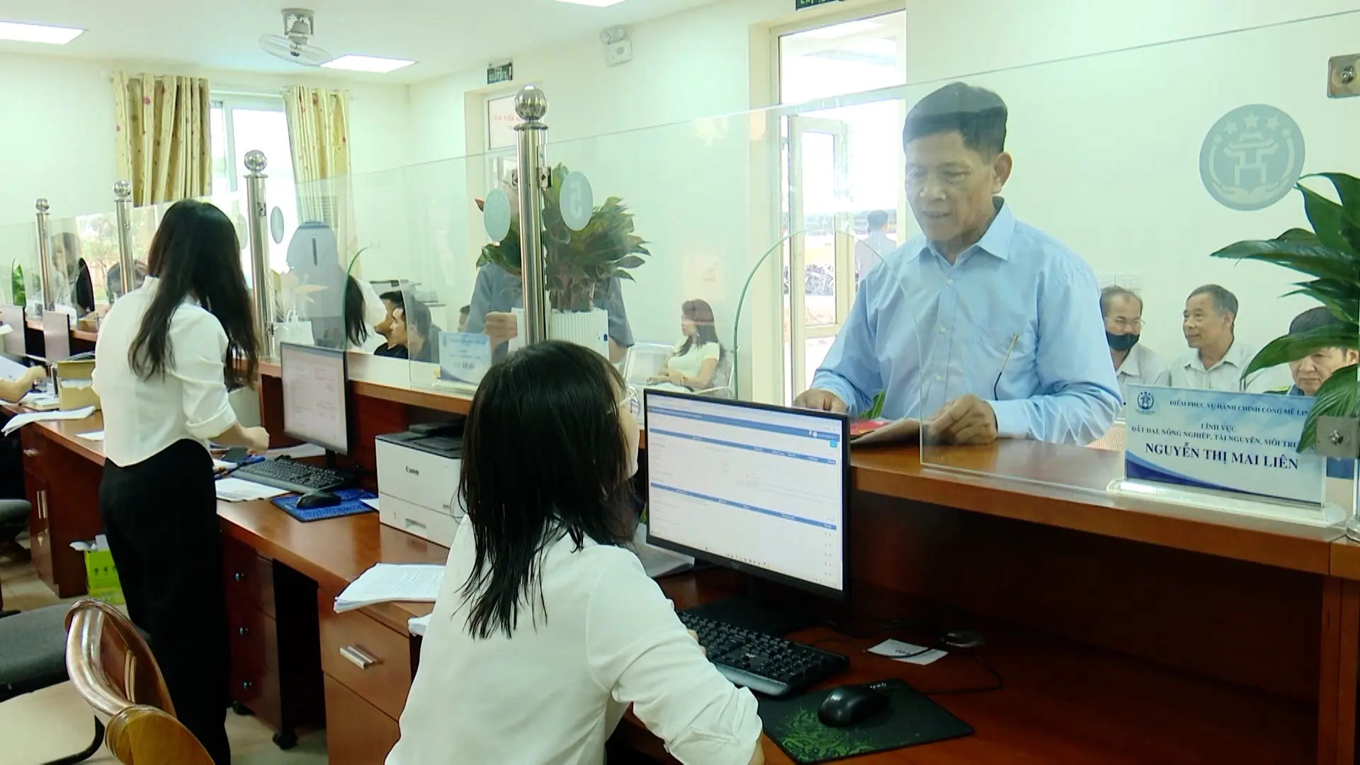 Người dân nhận sổ đỏ khi làm thủ tục tại cấp xã